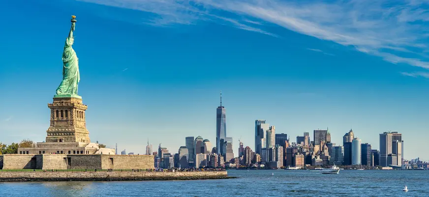 Estatua de la Libertad con skyline de Manhattan desde Liberty Island, Nueva York