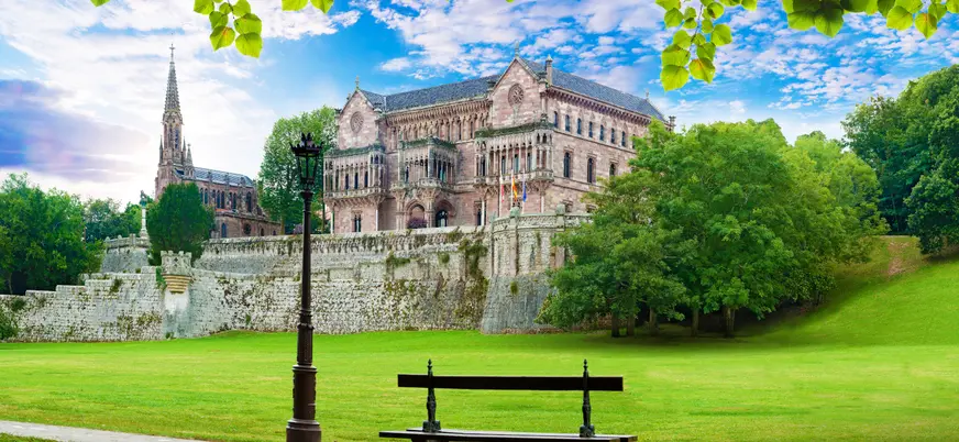 Palacio de Sobrellano y la Capilla-Panteón en Comillas, Cantabria.