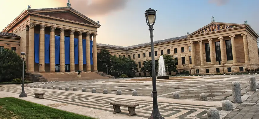 **Alt sugerido (≤80 caracteres):** Escaleras del Museo de Arte de Filadelfia, famosas por la película Rocky