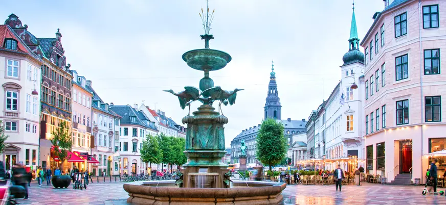 Fuente de la Cigüeña en Amagertorv, Copenhague, Dinamarca