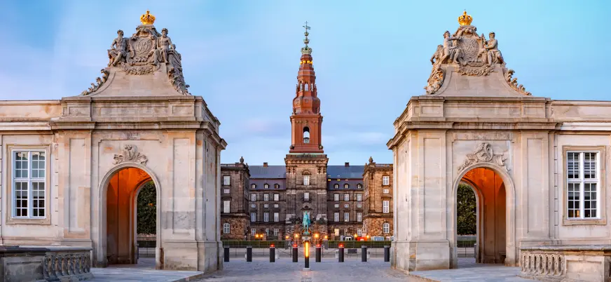 Entrada principal de Christiansborg con pabellones rococó en Copenhague