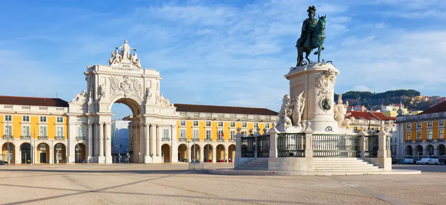 La Plaza del Comercio de Lisboa con el Arco da Rua Augusta iluminado.