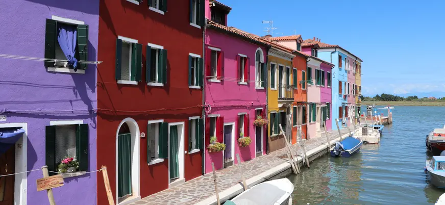 Casas de colores junto al canal de Burano en la laguna de Venecia