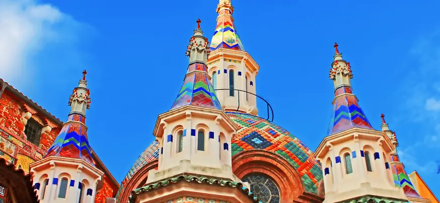 Cúpulas coloridas de la iglesia de Sant Romà en Lloret de Mar.