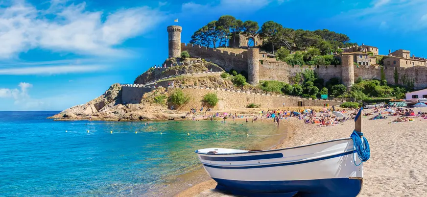 Castillo de Tossa de Mar junto a la playa en la Costa Brava.