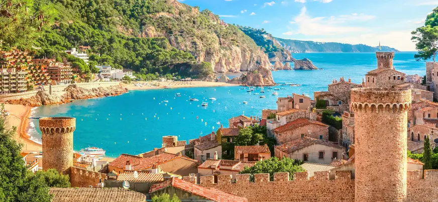 Vista de Tossa de Mar desde su muralla, con el mar y el faro al fondo.