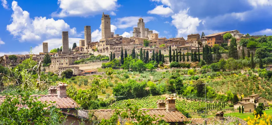 Vista panorámica de San Gimignano con sus torres medievales en la Toscana, Italia.