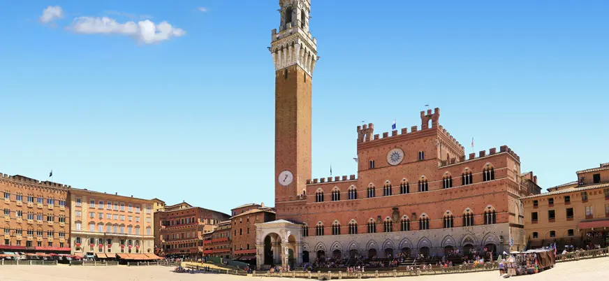 Torre del Mangia y Palazzo Pubblico en la Piazza del Campo de Siena, Italia.