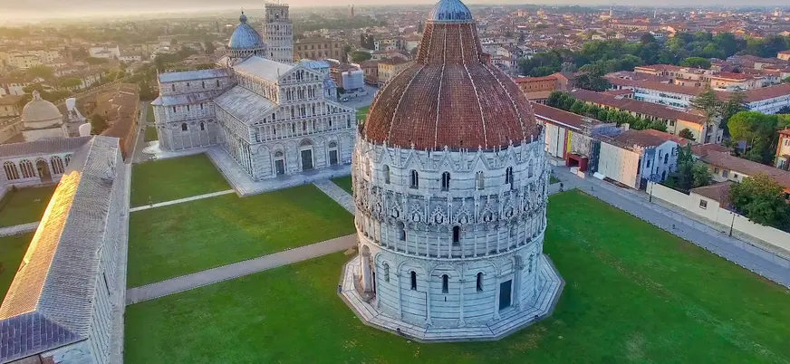 Vista aérea del Baptisterio y la Catedral de Pisa en la Piazza dei Miracoli, Italia.