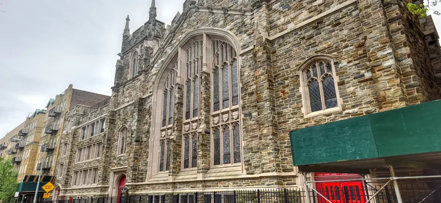 Fachada de iglesia góspel en Harlem, Nueva York, Estados Unidos