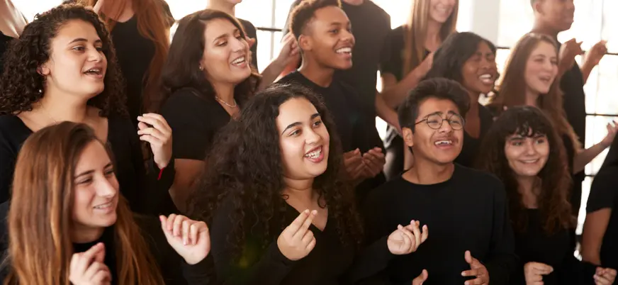 Coro góspel cantando durante misa en Harlem, Nueva York, Estados Unidos