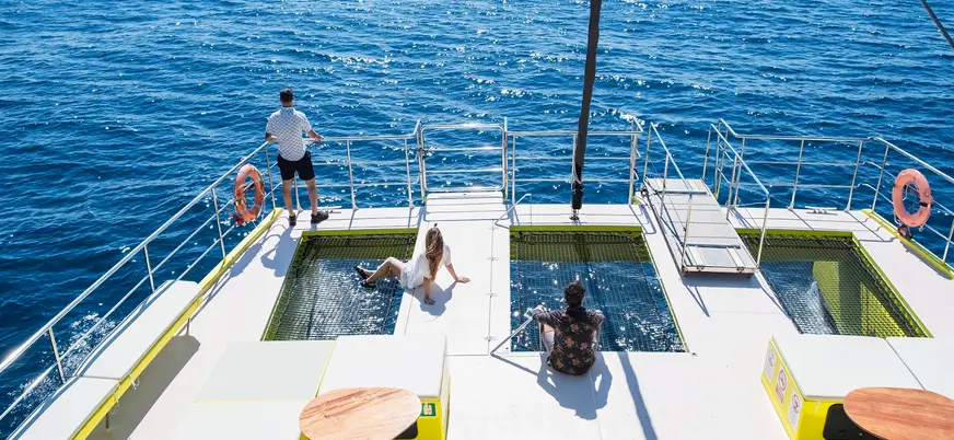 Catamarán navegando frente a la costa de Barcelona con buendía