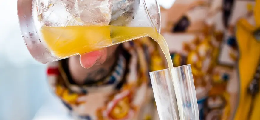 Cóctel servido a bordo del catamarán en Barcelona.