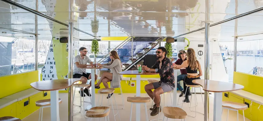 Interior del catamarán de diseño navegando por Barcelona con buendía