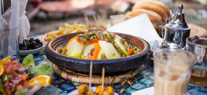 Cena típica marroquí en khaima del desierto de Agafay, cerca de Marrakech