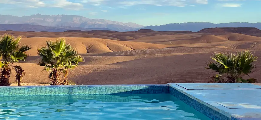 Piscina en el desierto de Agafay cerca de Marrakech, rodeada de dunas