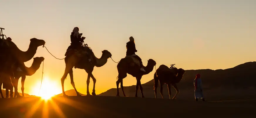 Paseo en camello al atardecer en el desierto de Agafay, cerca de Marrakech