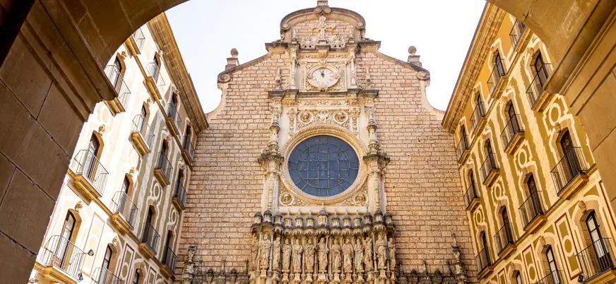 Fachada gótica y renacentista del Monasterio de Montserrat en Barcelona