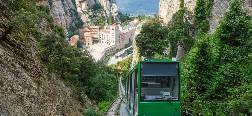 Funicular de Montserrat con vistas al monasterio y a la montaña catalana