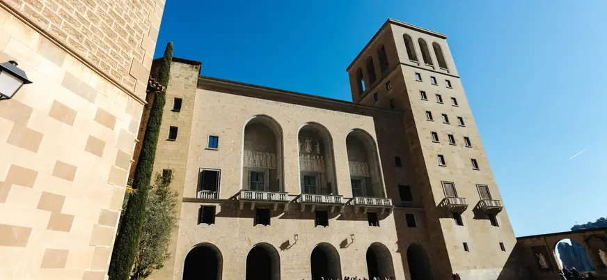 Plaza del Monasterio de Montserrat con su arquitectura monumental