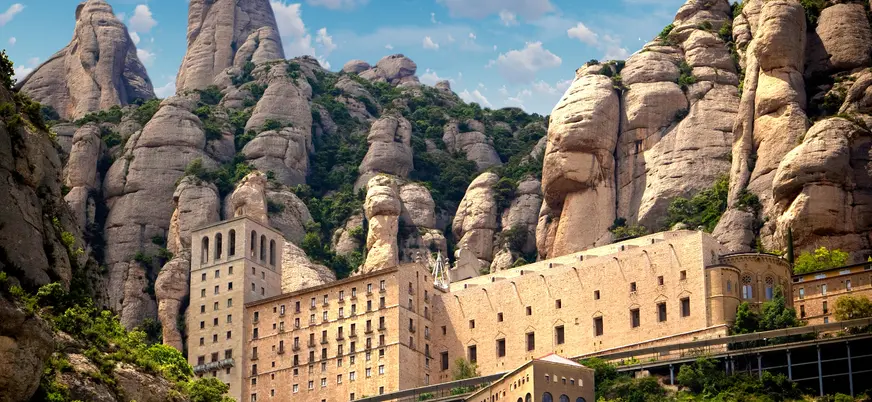 Monasterio de Montserrat entre las montañas emblemáticas de Cataluña