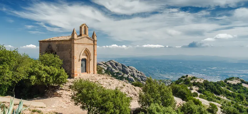 Ermita de Montserrat sobre las montañas con vistas al valle catalán