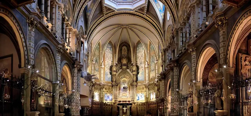 Interior del Monasterio de Montserrat con su nave y altar iluminados