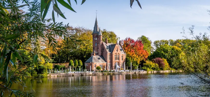 El Parque Minnewater o Lago del Amor es el punto romántico brujéense por excelencia.