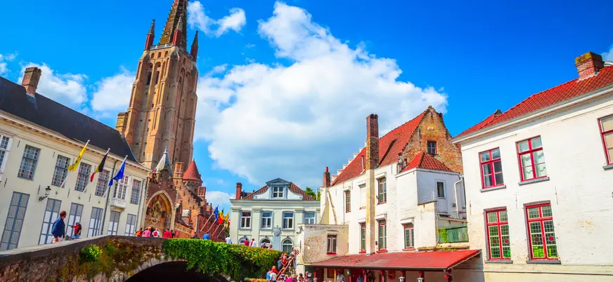 La Iglesia de Nuestra Señora con su torre de 123 metros de altura es la segunda torre de ladrillo más alta del mundo.
