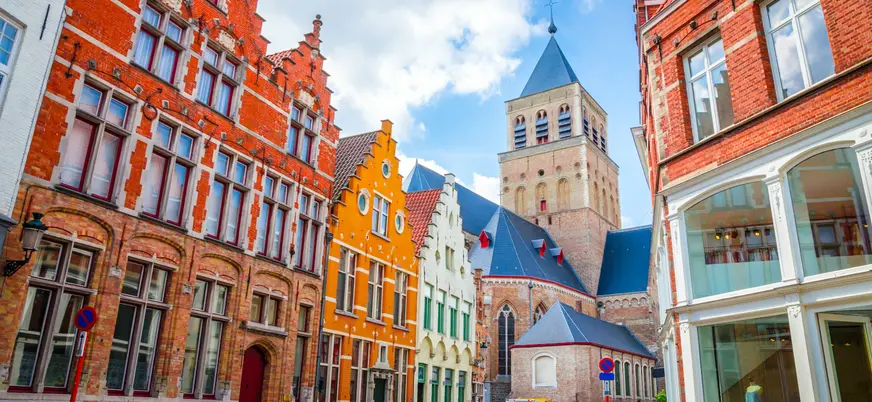 La iglesia de San Giles es la única con una torre con reloj.