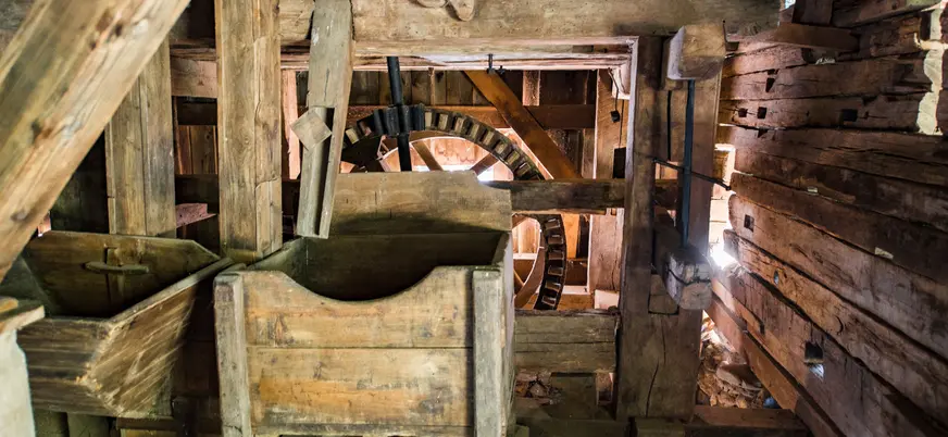 Descubre la tecnología y ingeniería durante una visita en el interior de un molino.