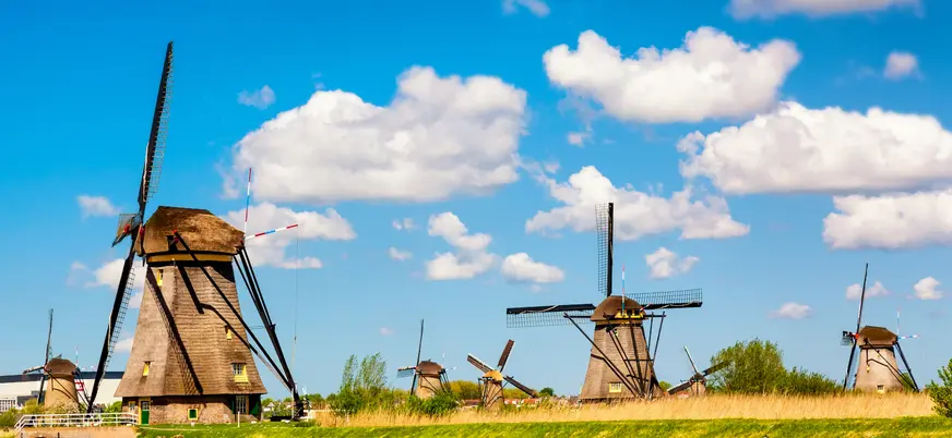 Acércate a los auténticos molinos de viento de Holanda, en Kinderdijk, declarados Patrimonio de la Humanidad.