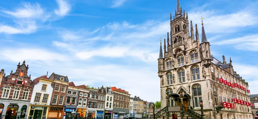 El icono de Gouda, sin duda, es su Ayuntamiento, Stadhuis, de estilo gótico.