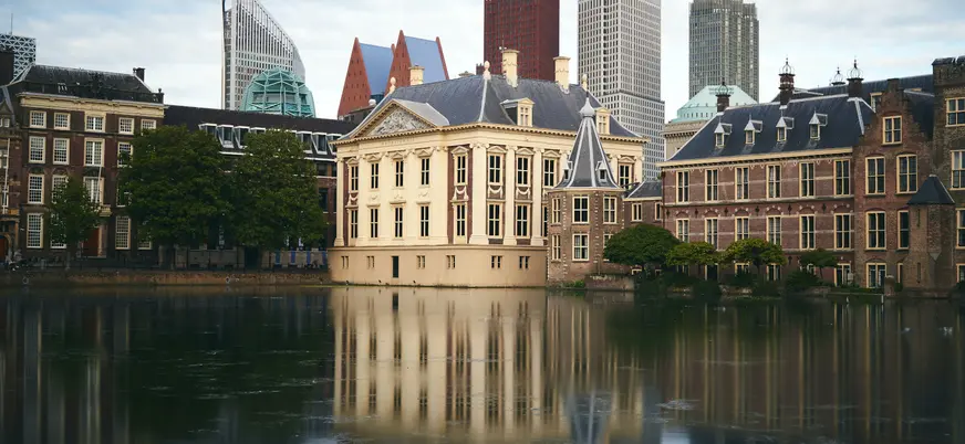 Contraste de arquitectura moderna y tradicional en Den Haag.