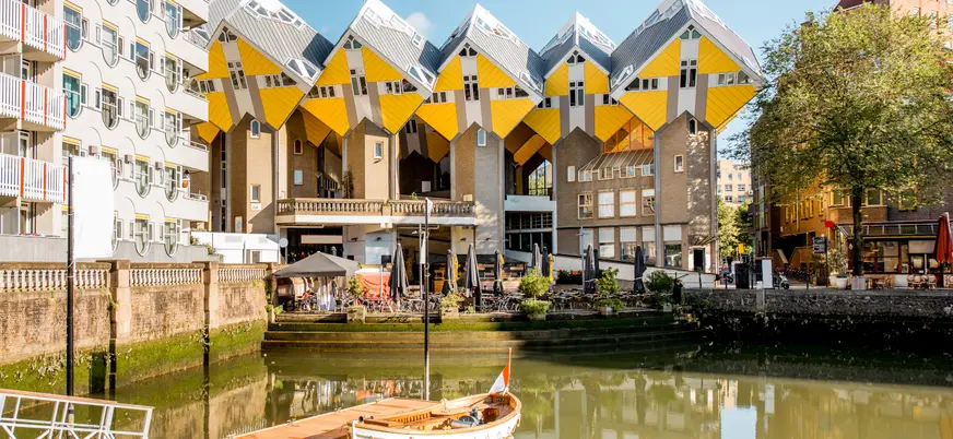 Vista de las icónicas Casas Cubo (Kubuswoningen) de techo amarillo inclinadas en Róterdam.