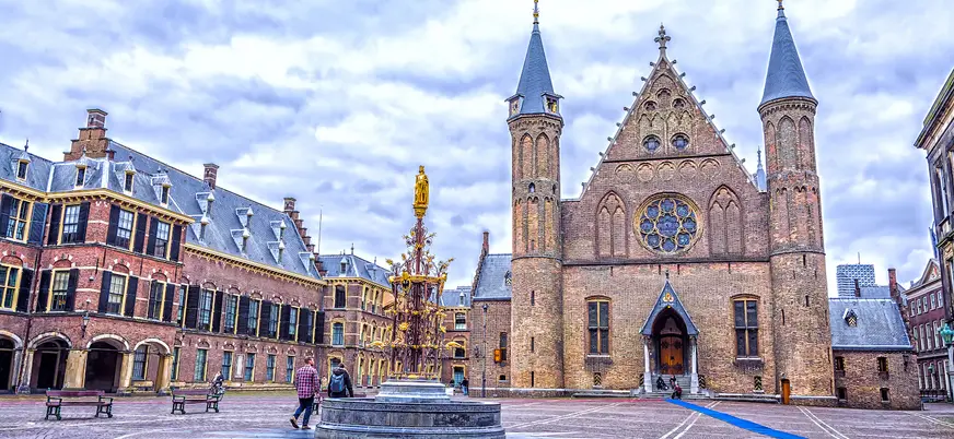 Vista de la plaza Binnenhof en La Haya, Países Bajos, con la histórica Sala de los Caballeros (Ridderzaal) de fondo, sus dos torres góticas y rosetón central.