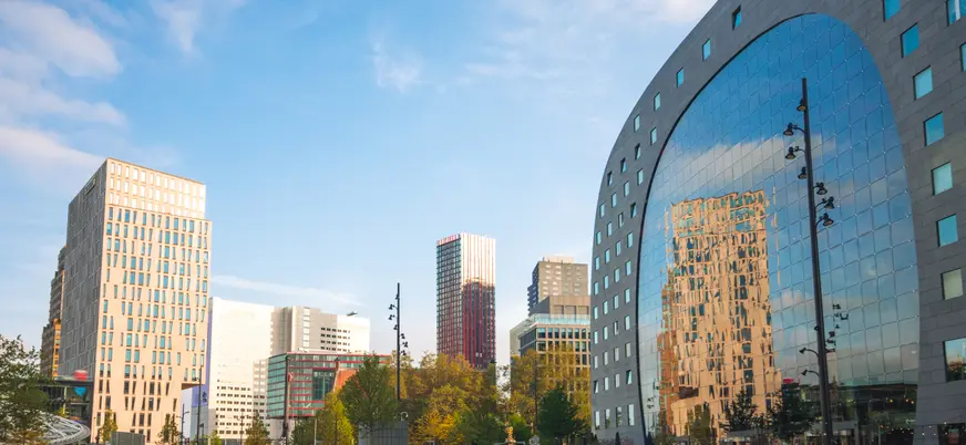 Vista de la plaza frente al Markthal de Róterdam, Países Bajos.