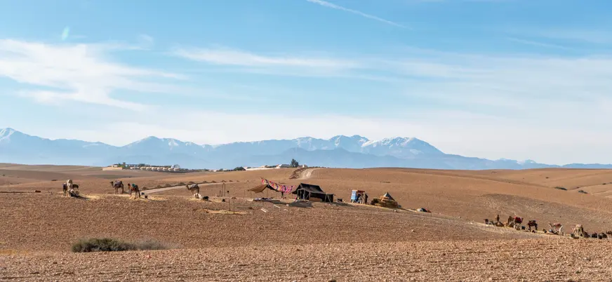Campamento en el desierto de Agafay con el Atlas al fondo, cerca de Marrakech
