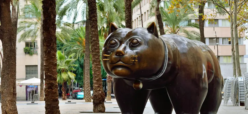 Escultura del Gato de Botero en La Rambla del Raval, Barcelona.