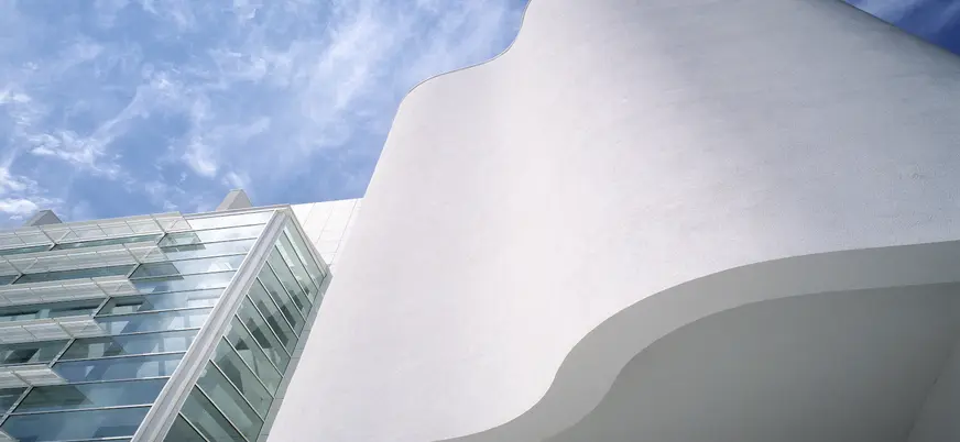 Fachada moderna del MACBA en Barcelona.