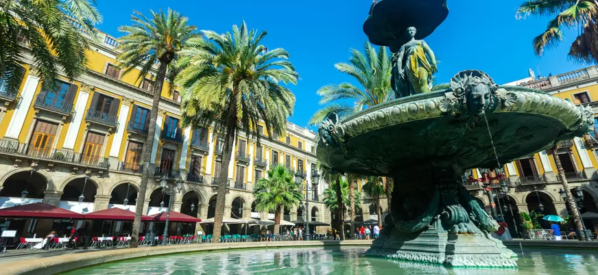 uente y palmeras de la Plaza Real en el barrio del Raval, Barcelona.