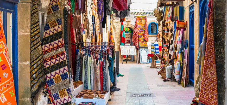 Callejón con tiendas de artesanía en la medina de Essaouira, Marruecos
