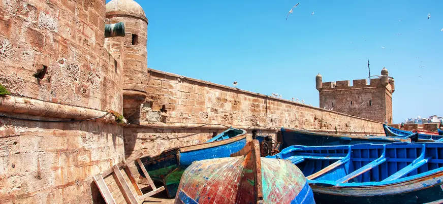 Murallas medievales de la medina de Essaouira con barcos tradicionales