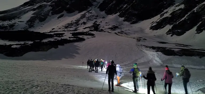 Ruta nocturna en raquetas de nieve con vista al Pico Toneo en Fuentes de Invierno