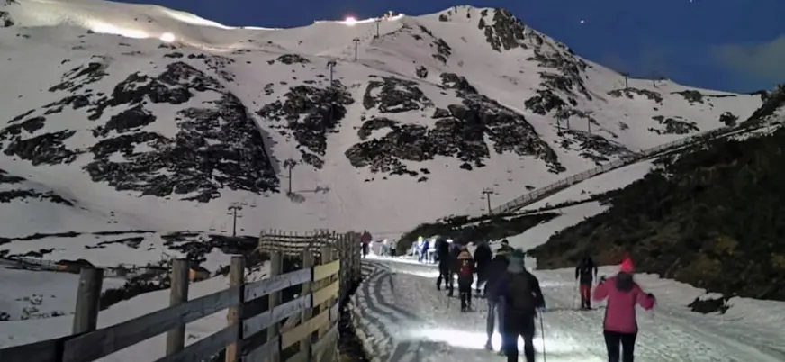 Ruta nocturna en raquetas de nieve iluminada por la luna en Fuentes de Invierno