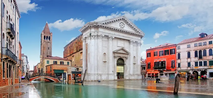 Iglesia de San Barnaba frente al canal en el barrio de Dorsoduro, Venecia
