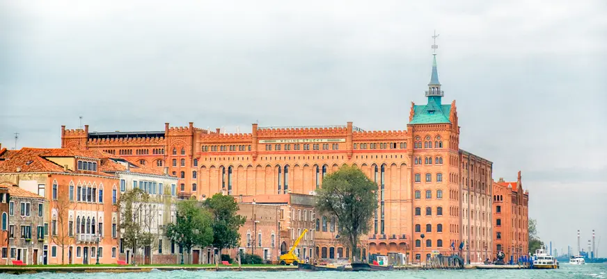 Hilton Molino Stucky frente al canal en la isla de Giudecca, Venecia
