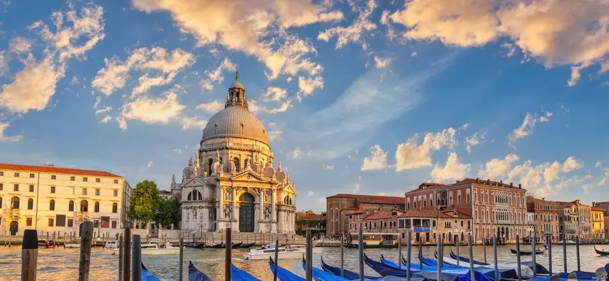 Basílica de Santa Maria della Salute desde el Gran Canal al atardecer en Venecia