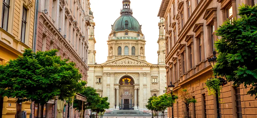 Vista frontal de la Basílica de San Esteban desde una calle peatonal de Budapest