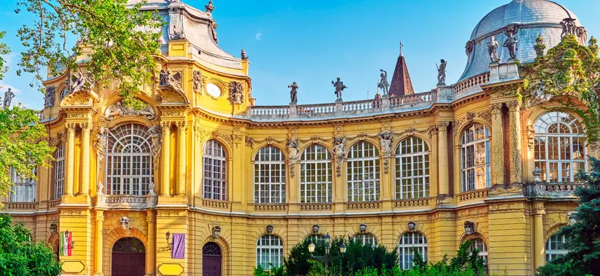 Fachada histórica del Castillo Vajdahunyad en el Parque de la Ciudad de Budapest